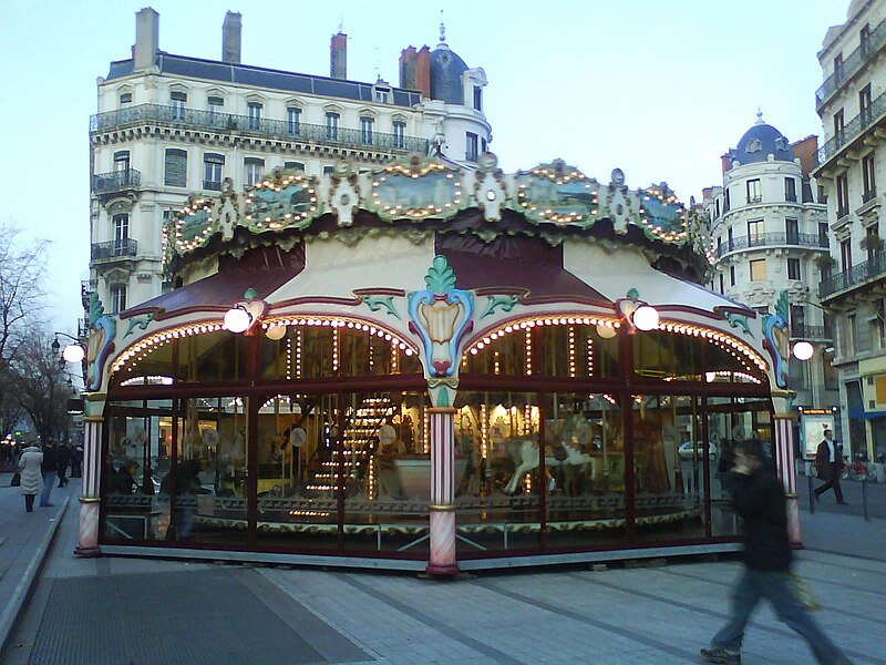 Fichier:Manège-place-république-Lyon.jpg